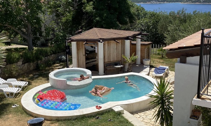Rab Town Apartment | Villa Agata with pool, whirlpool & sauna, sandy beaches nearby