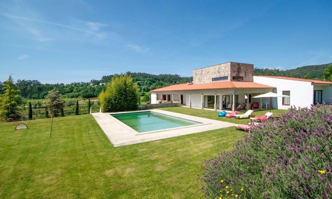 Fornelos Villa | Villa Alexa - Six Bedroom Villa, Sleeps 12