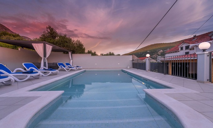 Mokosica Villa | Villa Anny with Private Pool & Free Parking Garage