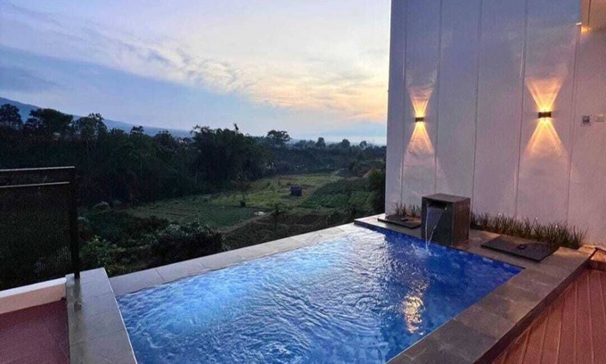 Sidomulyo House | VILLA ARSY : 3 Bedrooms with AC for comfort and freshness in Batu City,East Java