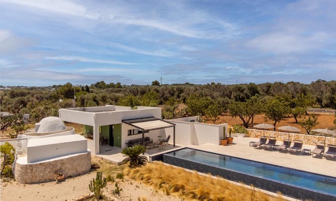 Carovigno Villa | Villa Aspri con Piscina a Sfioro
