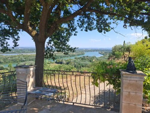 Villeneuve-les-Avignon Villa | VILLA au calme avec VUE MAGNIFIQUE -entièrement climatisée - piscine