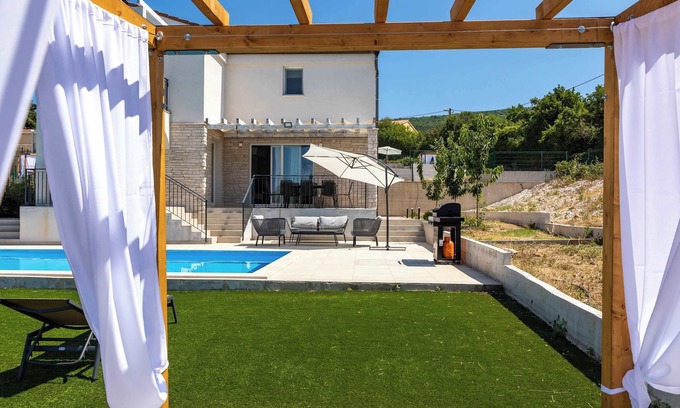 Diminici Villa | Villa Aurora Summary: