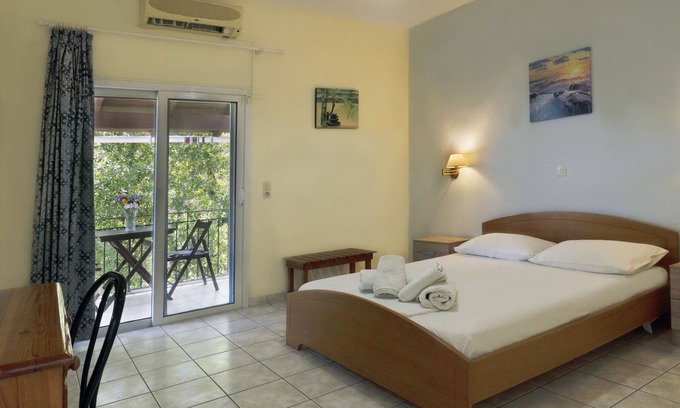 Kato Korakiana Apartment | 'Villa Avra Apartment 2nd Floor' with Mountain View, Garten & Wi-Fi
