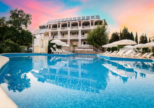 Saints Constantine and Helena Hotel | Villa Aurora