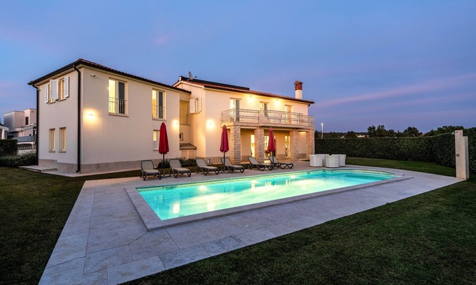 Labinci Villa | Villa Bincila Exclusive for 12 persons, pool, 6 bedrooms, pets allowed, garage