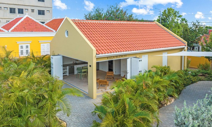 Koralengebied Villa | Villa Blenchi - Elegant Tropical Villa with Terrace in Otrobanda
