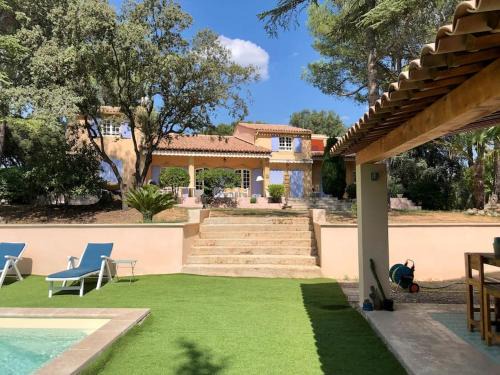 La Bastide-des-Jourdans Villa | Villa Bois Romay dans le Luberon avec piscine, tennis et pétanque.