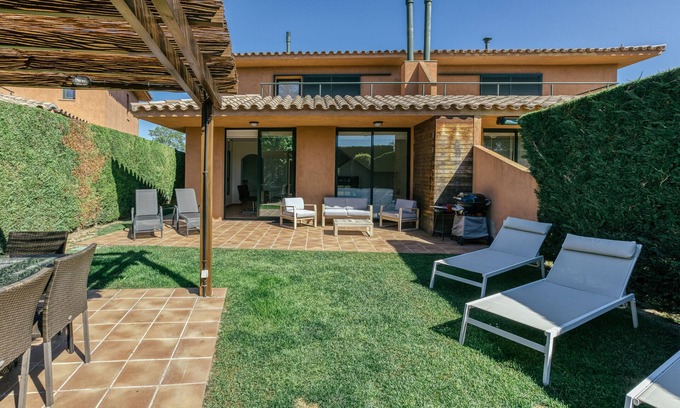 Navata Villa | Villa Brenda Torremirona Resort with Shared Pool, Garden, Terraces, BBQ & Wi-Fi
