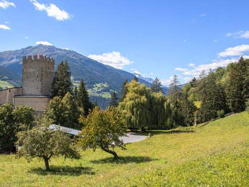Fliess Villa | Villa Burg Biedenegg mit Schlosscafé by Interhome