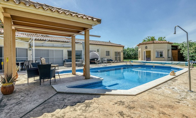 Torroella de Fluvia Villa | Villa 'Can Miquel' with Private Pool, Wi-Fi and Air Conditioning