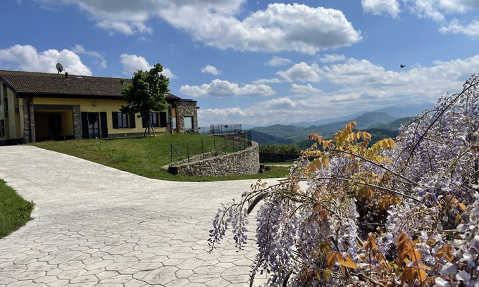 Pineto Villa | Villa Cavalieri in Vedriano with a panoramic view of the Reggio Emilia hills