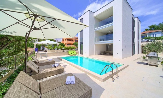 Krk Apartment | Villa Celeia - Luxurious first floor apartment with heated pool in city centre of Krk