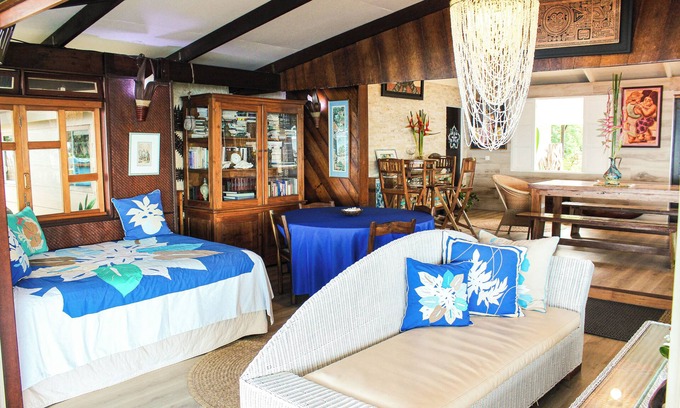 Punaauia Villa | VILLA COCO LAGOON 3-bedroom amazing beach front villa in Punaauia with AC, WiFi.