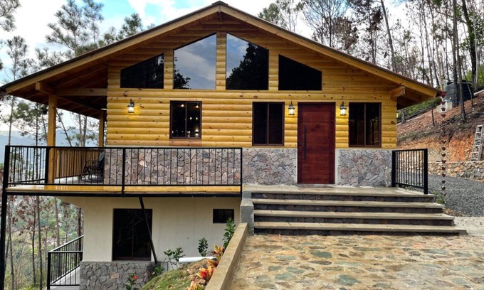 Jarabacoa Villa | Villa con la Mejor Vista, Privacidad, Piscina & Chimenea