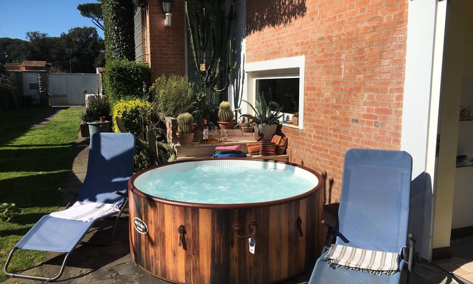 Lido di Camaiore House | Villa Cora 250 mts from beach with Jacuzzi in the garden