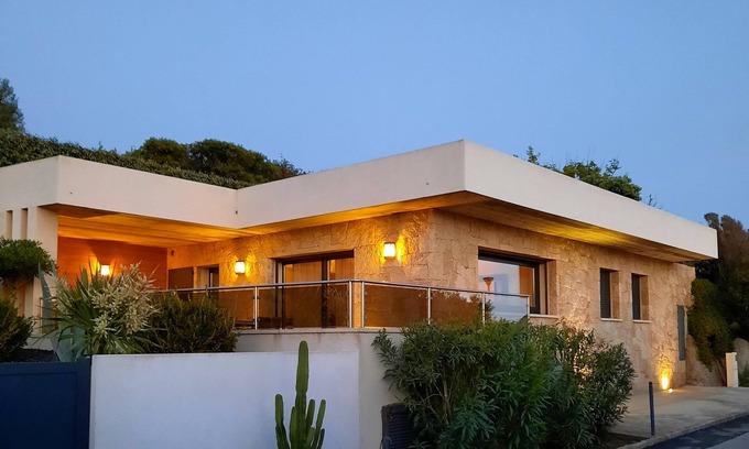 Tizzano House | Villa Côté Port in the heart of the fishing village with sea view. Air conditioning, WIFI