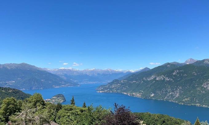 Civenna Bed & Breakfast | Villa D'ALBA with spectacular views of the mountains and Lake Room with balcony