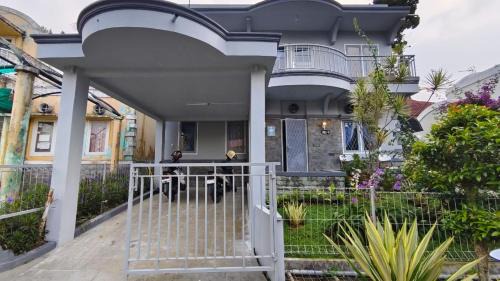Cipanas Villa | Villa Dalia Puncak H11-5
