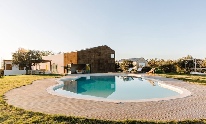 Santa Margarida da Serra Cottage | Villa de Luxo Isolada no Alentejo Rural com Piscina e Jardins Privados
