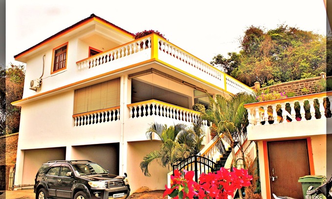 Candolim Villa | Villa De Plumeria Pvt Pool WiFi, 3 min to beach!