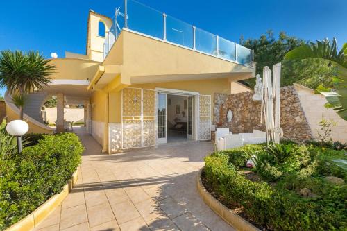 Torre Squillace Villa | Villa degli Eucalipti by BarbarHouse