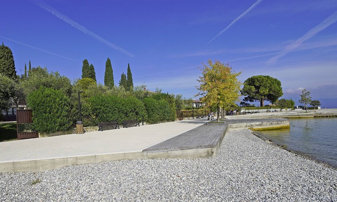 San Felice del Benaco Villa | Villa directly by the lake with garden.