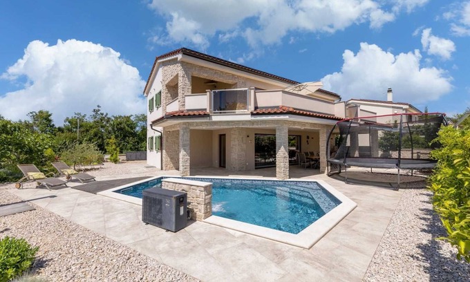 Milohnici Villa | Villa Divina – Coastal Villa with Heated Pool and EV Charging Station
