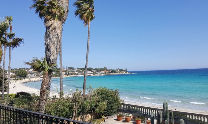 Fontane Bianche Villa | Villa Dream, with 3 bedrooms (8 people), 3 bathrooms. Direct access to the beach