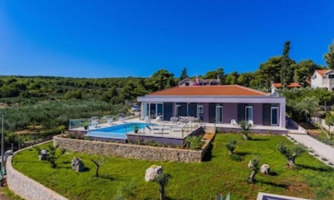 Cove Makarac (Milna) Villa | Villa Ema with Swimming Pool by the Sea