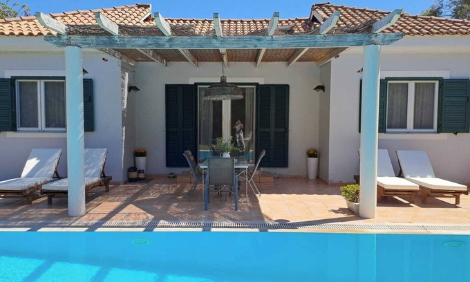 Apolpaina Villa | Villa Erietta near Lefkada center and famous Ag.Giannis beach