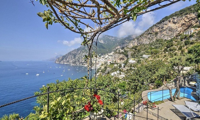 Arienzo Villa | Villa Ernestina Grande: A splendid and luminous four-story villa set into the cliff, sheer above the sea, with Free WI-FI.