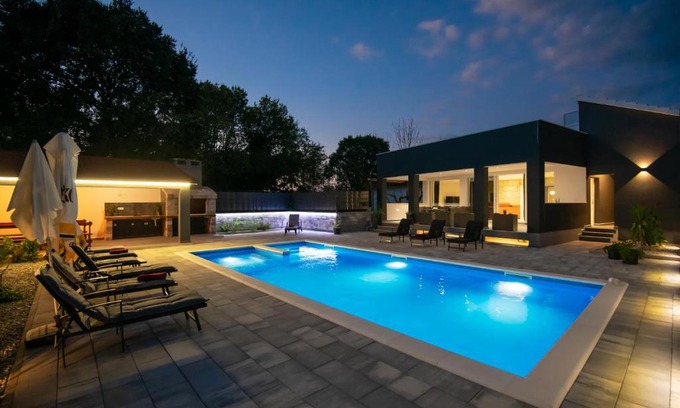 Runovici Apartment | Villa Erwin with heated pool