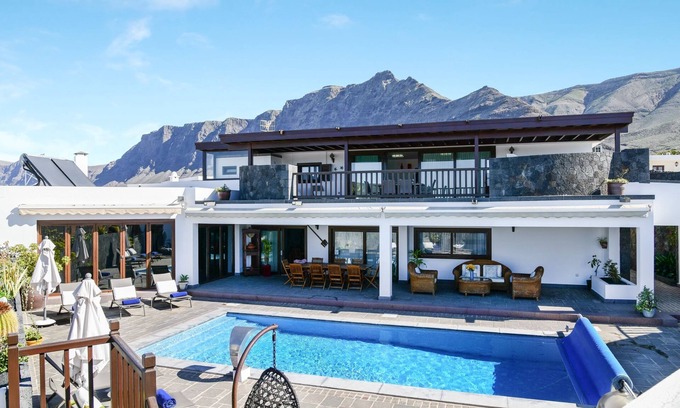 Urbanizacion Famara Villa | Villa "Finca Daniela" with Sea View, Wi-Fi, Pool, Garden & Terrace