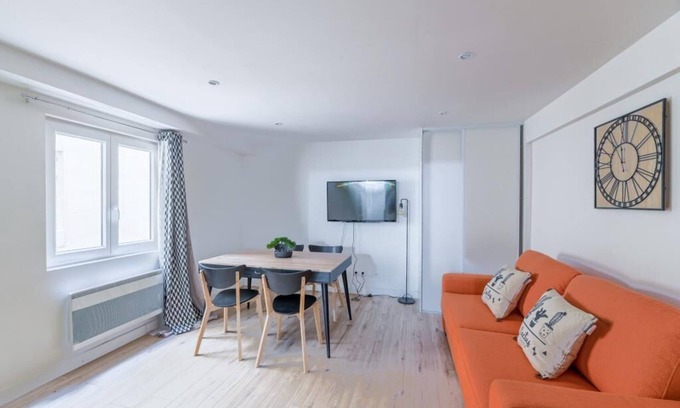 Ternes Apartment | Villa Poncelet - Suite Coco mademoiselle, 2 Bdrs, Champs Elysées, A/C, Prime Loc
