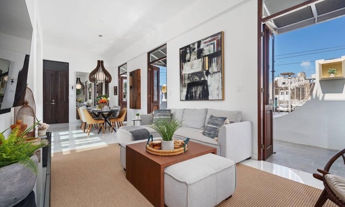 Mercado Apartment | Villa Gaudi | Modern and Luminous 2 Bedroom Penthouse in the Heart of Historic O