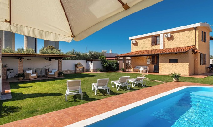 Quartu Sant'Elena Apartment | Villa "Gle Apt 1“ with Pool, Wi-Fi, A/C, Terrace & Garden