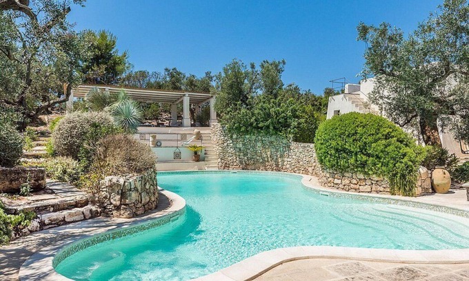 Racale Villa | Villa Ignatia: A charming villa surrounded by vineyards and olive groves, with Free WI-FI.