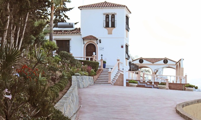 Puerto de la Duquesa Villa | Villa in a beautiful country-garden, seaviews. Heated private pool, A/Cs, WiFi.