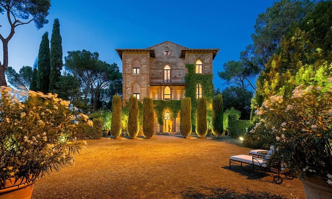 Macciano Villa | Villa in Località Poggio Olivo with 6 bedrooms sleeps 18