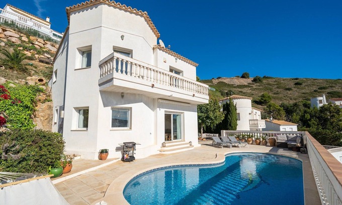 L'Escala Villa | Villa in L’Escala with Private Pool & Garden
