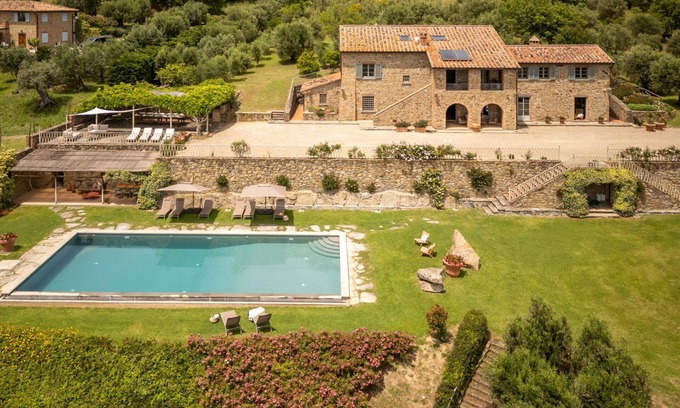 Tuoro sul Trasimeno Villa | Villa in Tuoro Sul Trasimeno with 7 bedrooms sleeps 14