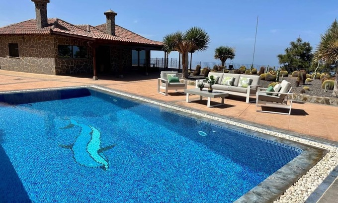 Adeje Villa | VILLA IN THE MOUNTAIN WITH VIEWS AND POOL