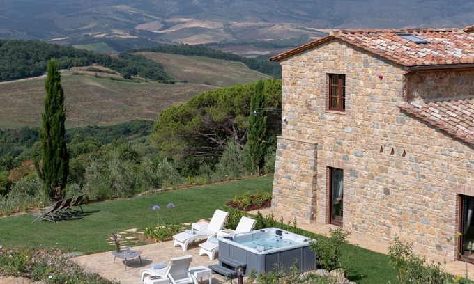 Sarteano Villa | Villa in Val D'orcia with panoramic whirlpool tub