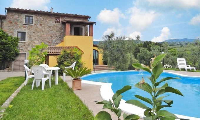 Lamporecchio House | Villa in Vinci with Pool & Panoramic Views