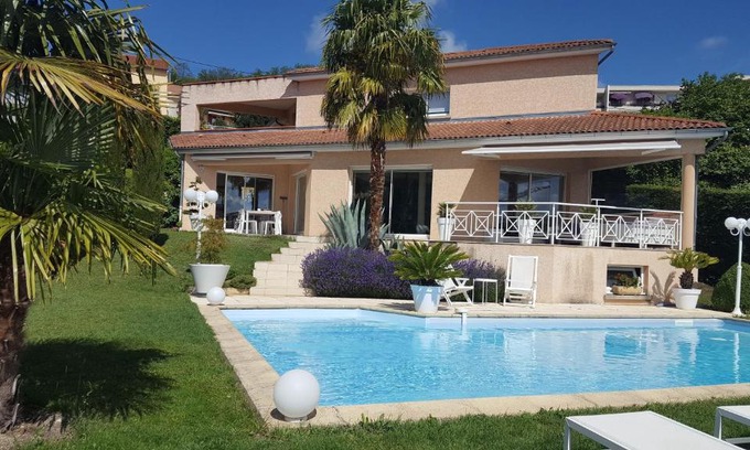 Cournon-dʼAuvergne House | villa josepha