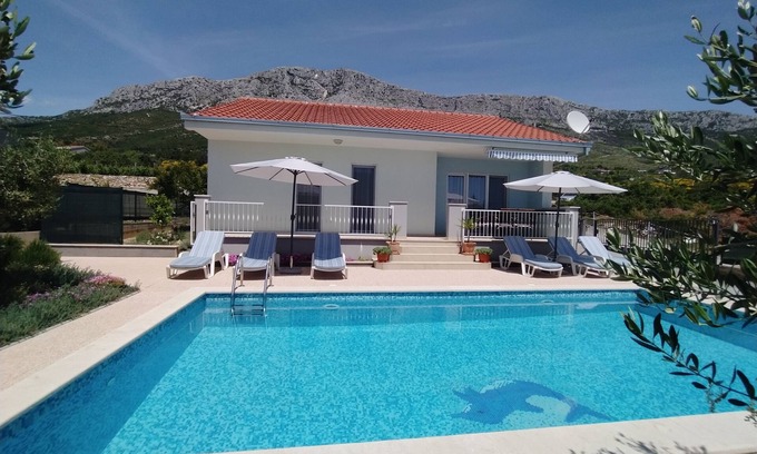 Kastel Sucurac House | Villa Josipa- big private heated pool & BBQ &parking