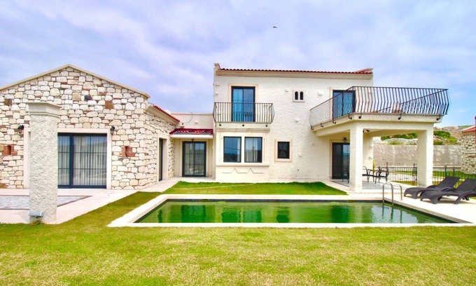 Cesme Villa | Villa Joven; Ödüllü Bir Sitede Havuzlu 4+1 Villa