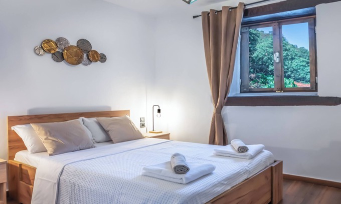 Gerakari Villa | Villa Kamari with outdoor Jacuzzi, WiFi & AC in delightful Village Elenes.
