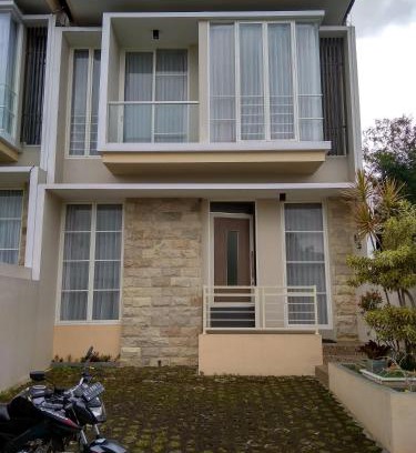 Oro Oro Ombo Villa | Villa Keluarga Batu